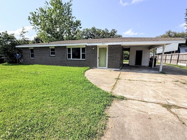 Foto del edificio - Affordable 3BR Brick Home with Carport