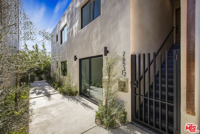 Building Photo - 2653 Vineyard Ave