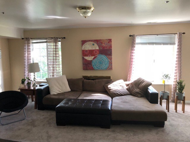 Sala de estar enorme - 642 N 200 E