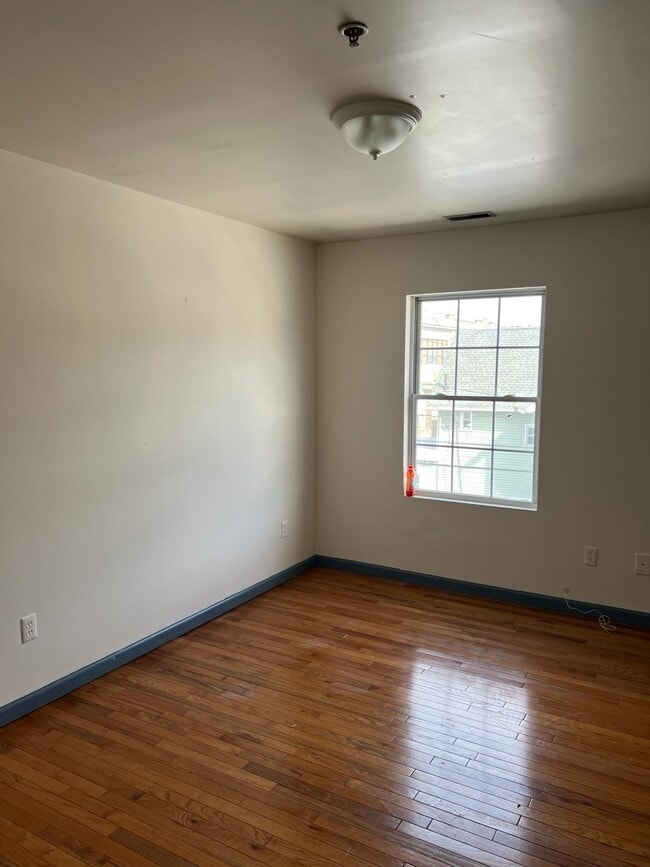 Building Photo - 5106 Columbia Ave