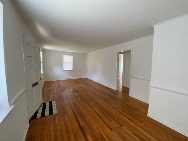 Foto del edificio - Three Beds, One Bath in Highland Springs. ...