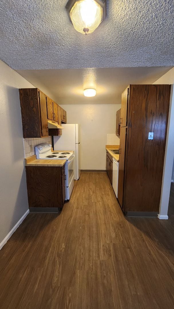 Building Photo - 4517 Parkview Dr