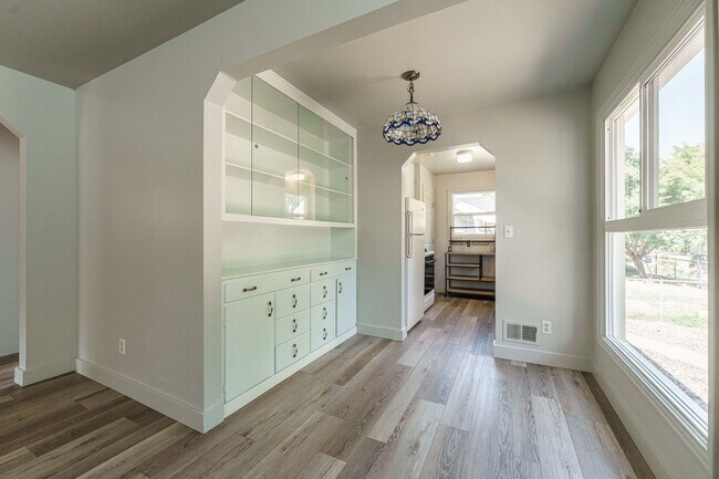 Foto del edificio - MOVE IN SPECIAL - Charming 1950’s Two-Bedroom with Character & Shared Outdoor Space