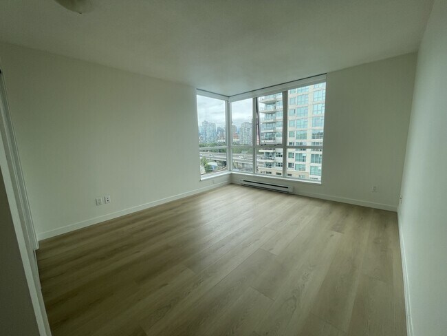 Photo du bâtiment - 120-1120 Milross Ave