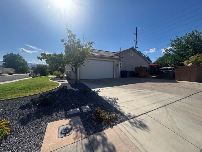 Building Photo - PET FRIENDLY!! $1000 incentive if lease is...