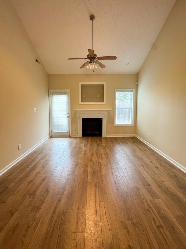Building Photo - 3 Bed 2.5 Bath Townhome with New Flooring and Paint