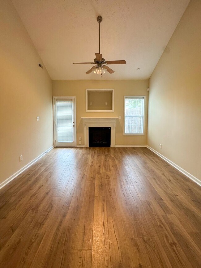 Foto del edificio - 3 Bed 2.5 Bath Townhome with New Flooring and Paint