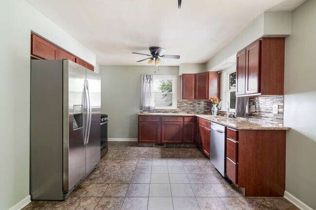 Building Photo - 7116 Claybourne Ave