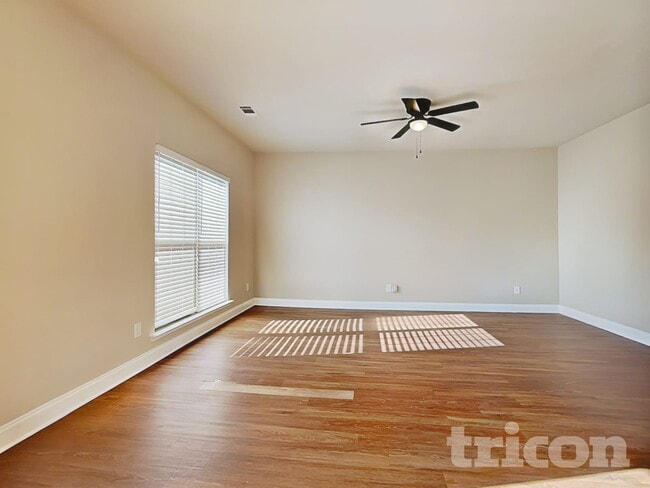 Building Photo - 667 Dandelion Row