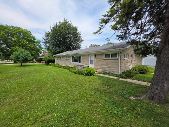 Building Photo - 3BR/2BA/2CarGarage Only A Few Minutes From Everything! Ask About Our Move-In Special!