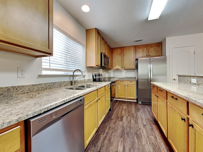Building Photo - 880 Collinswood Dr