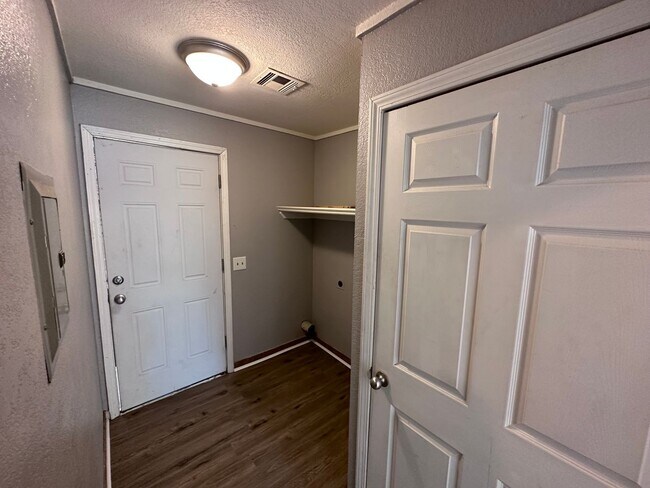 Foto del edificio - $895- 2 bed 1 bath - Accepting Housing Vou...