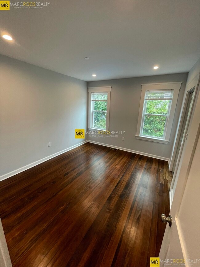 Foto del edificio - 31-33 Raymond Ave. Unit 33-3