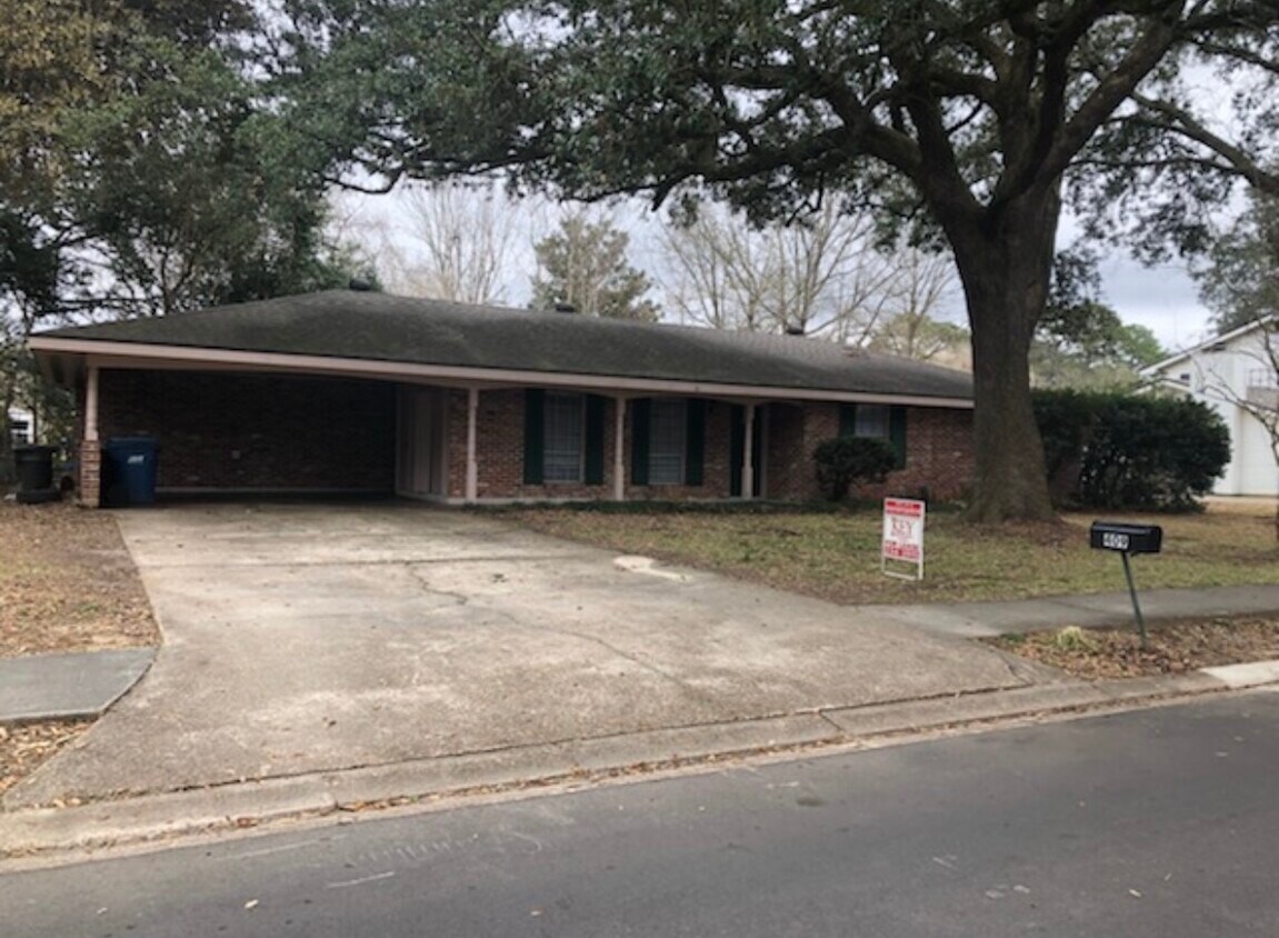Primary Photo - 409 Live Oak Dr