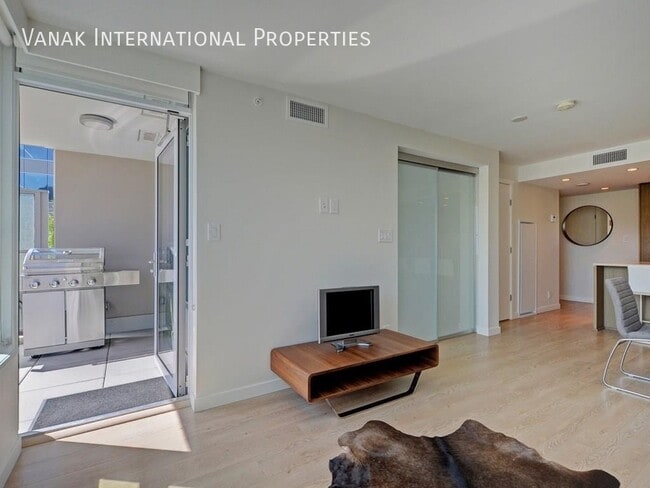 Building Photo - Bright One Bedroom at Centerview