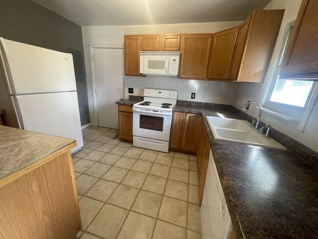 Building Photo - Pet Friendly, two bedroom, one bathroom, h...