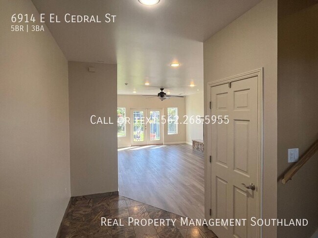 Foto del edificio - 5 Bedroom 3 Bath Custom Home in East Long ...