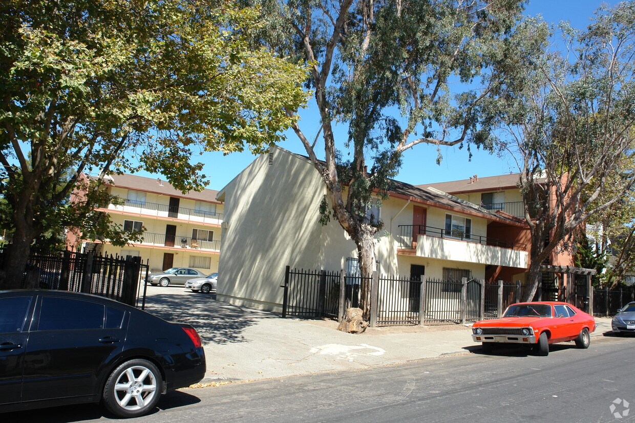 Foto principal - 3901 Webster St