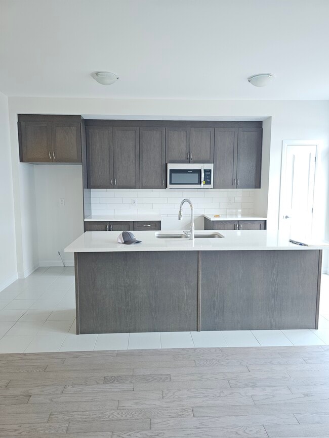 Building Photo - 924 Athenry Crt