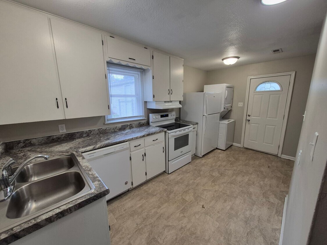 Primary Photo - 2 bedroom home with 1+ car garage, pet fri...