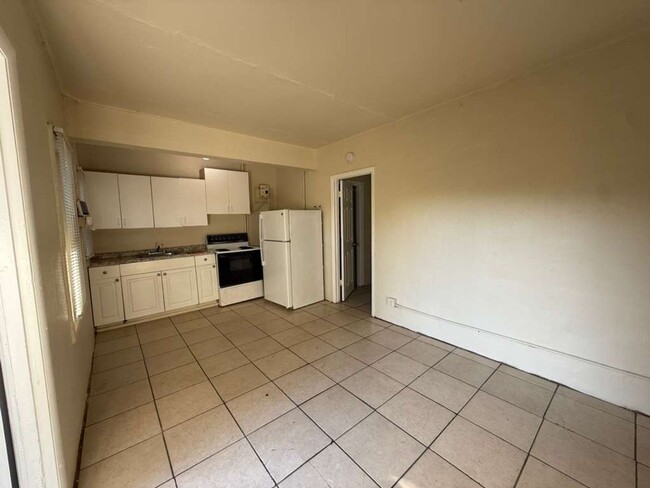 Building Photo - Nice 1-1 duplex