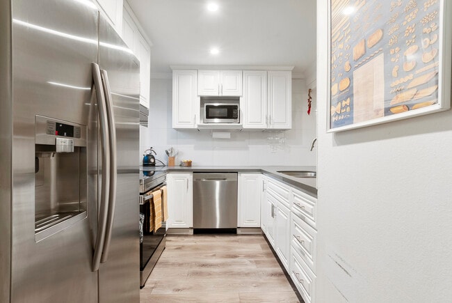 Libera al chef que llevas dentro en nuestra cocina de lujo totalmente equipada, donde los sueños culinarios cobran vida. - 4110 Mount Alifan Pl