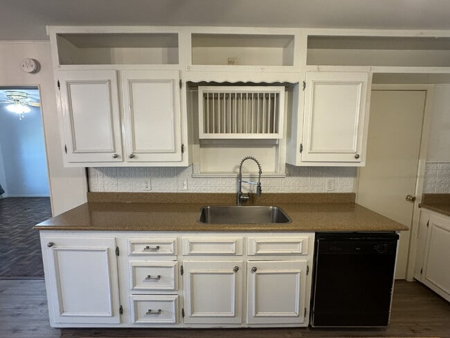 Building Photo - 3 bedroom 2 bath, great neighborhood! One ...