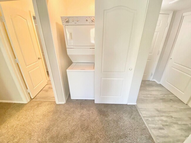 Foto del edificio - ADORABLE GATED CONDO LOCATED IN A GATED CO...