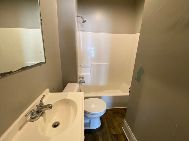 Building Photo - 2 Bed 1 Bath Close to Downtown BG