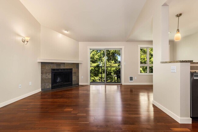 Building Photo - Updated Condo Close to Downtown Redmond and Microsoft!