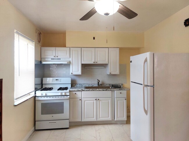 Kitchen with appliances - 3731 Dunkirk St