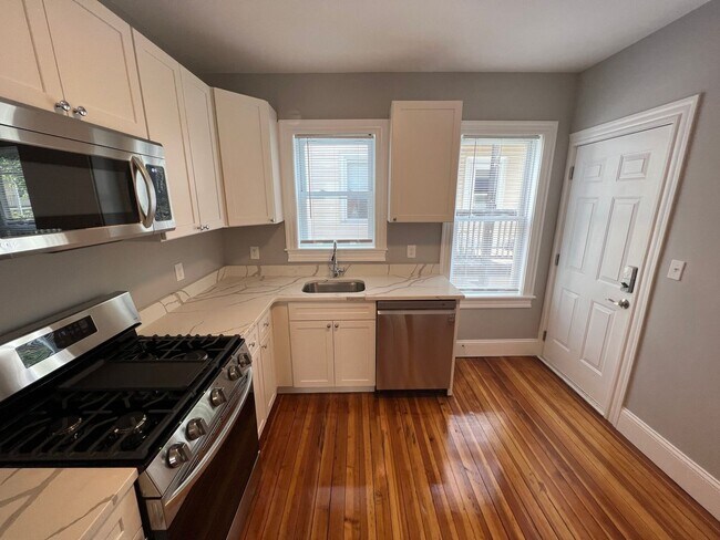 Foto del edificio - 9/1 Brand new renovation 4BR/2BA in Porter Sq! w/d in unit!