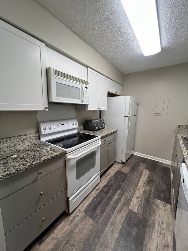 Building Photo - REMODELED NW RALEIGH 3 BEDROOM CONDO IN MARTINIQUE--SWIMMING POOL- UPDATED PRIMARY BATHROOM