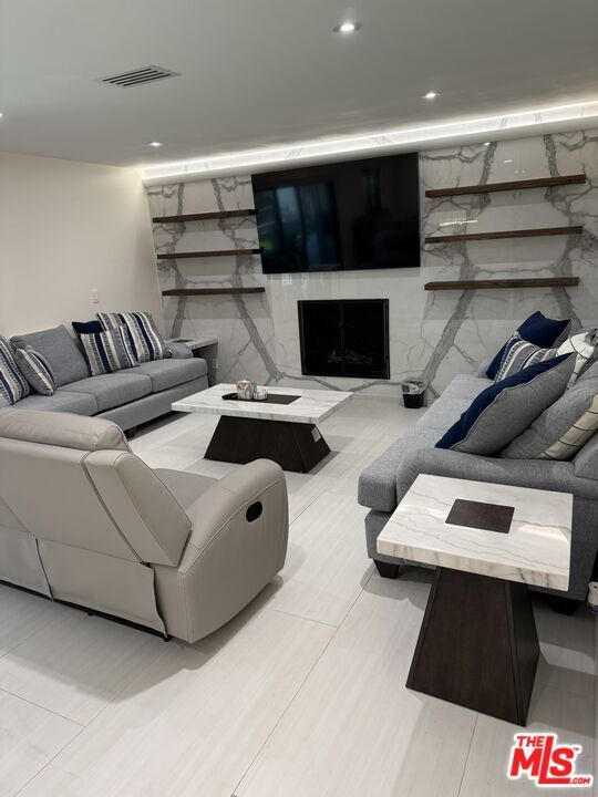 Foto del edificio - 7627 Encino Ave