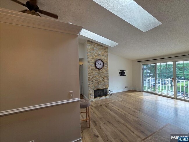 Building Photo - 620 Plum Terrace