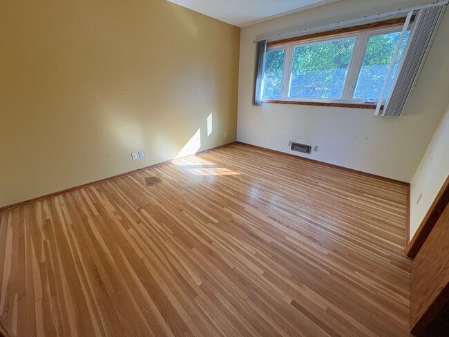 Foto del edificio - 1306 3rd Ave NE
