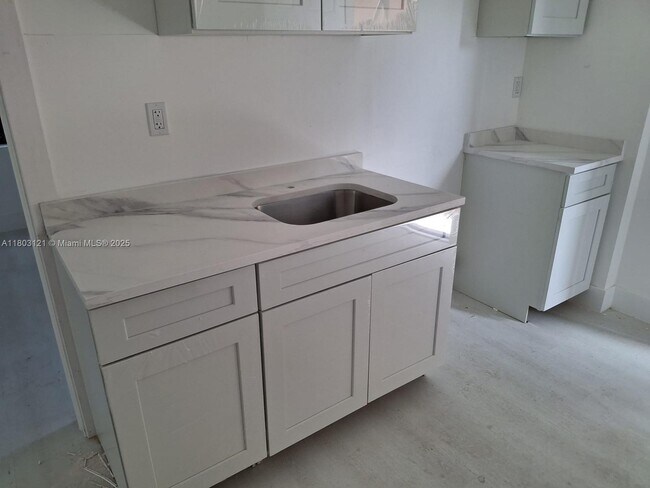 Building Photo - 539 SW 7th Ct