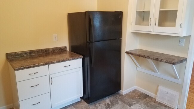 Más espacio de almacenamiento y refrigerador - 2104 Folger Ct