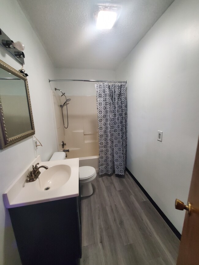Foto del edificio - 2330 N Ridge Rd
