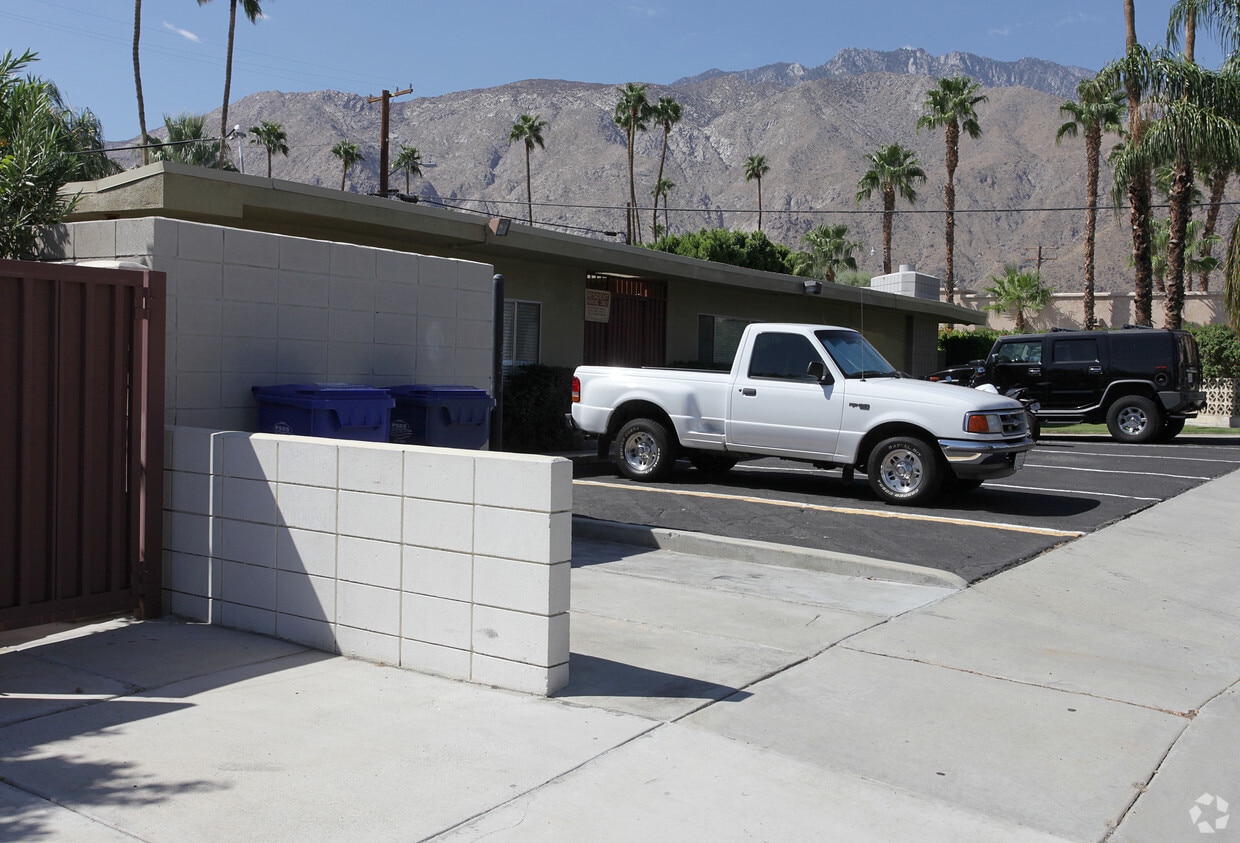 Building Photo - 1540 N Chaparral Rd