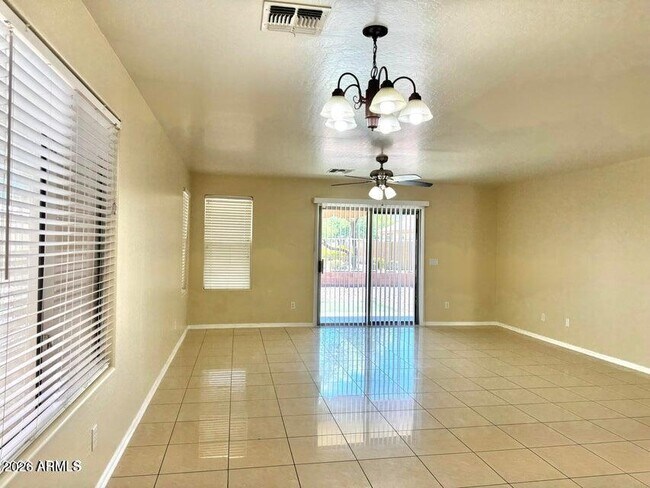 Foto del edificio - 632 S 152nd Ln