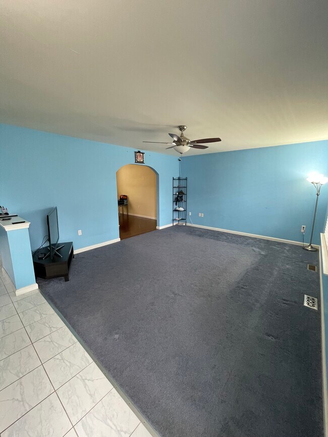 Sala de estar - 259 E Oakbourne Ave