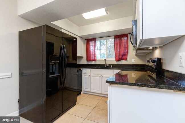 Building Photo - 9260 Niki Pl