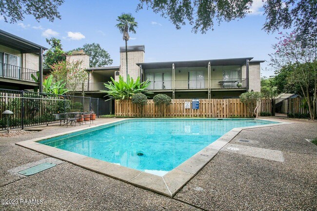 Building Photo - 1008 S College Rd