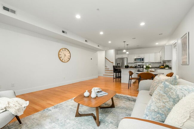 Building Photo - 865 Lagrange St