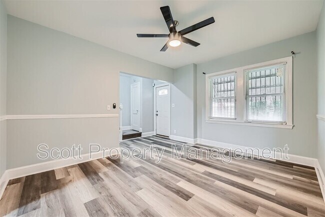 Foto del edificio - 3042 Mayfield Avenue