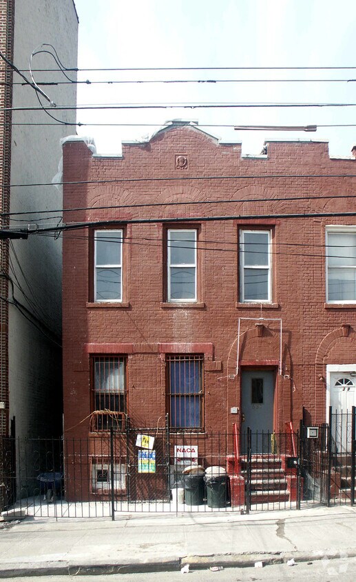 Primary Photo - 637 Manida St