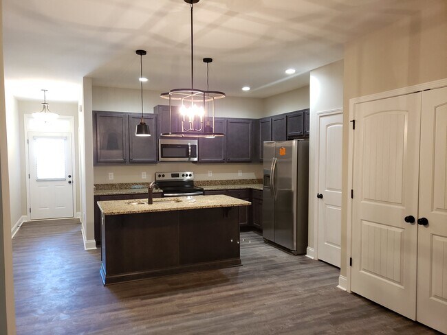 Casas adosadas de Woodland Springs | Island Kitchens - Woodland Springs Townhomes I Luxury Townhomes Located in Gray, GA