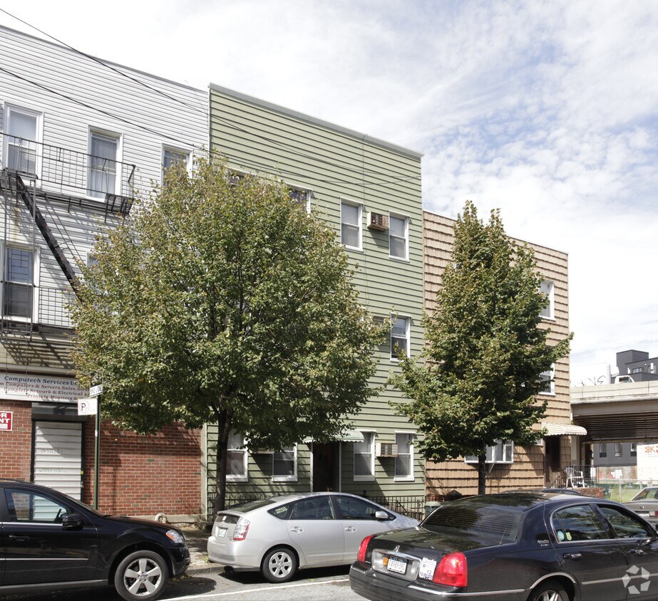 Primary Photo - 395 Manhattan Ave