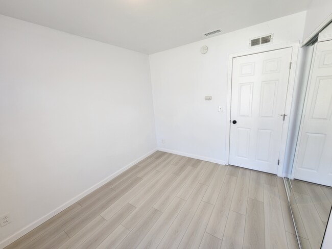 Building Photo - 527 Huff St